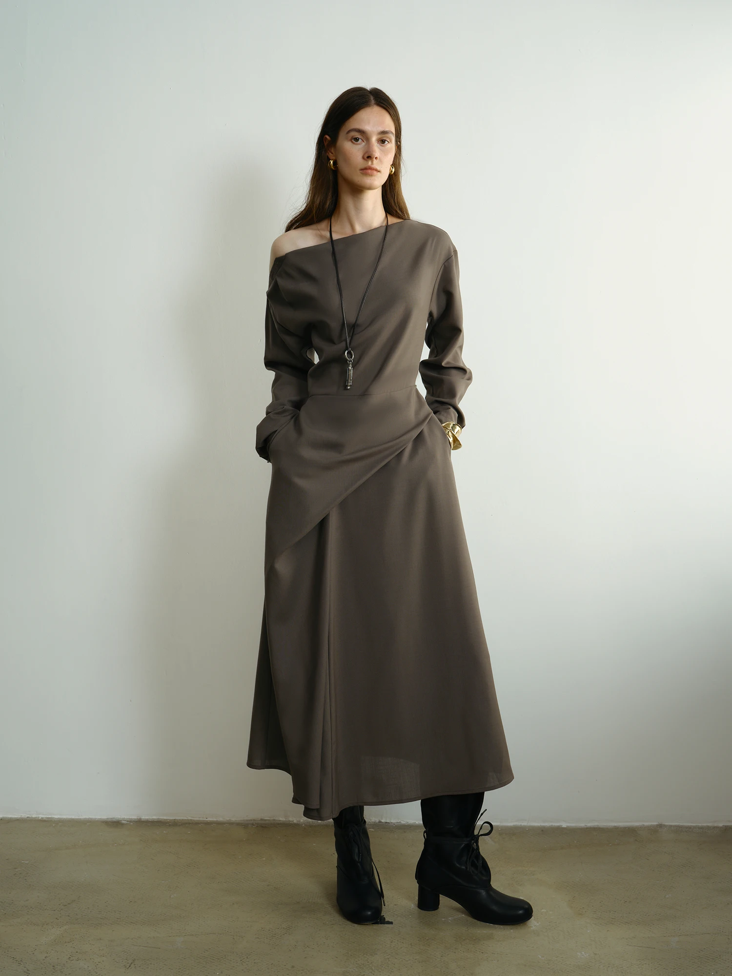 Женское платье RUTHESE из 100% австралийской шерсти с асимметричной структурой, длинными рукавами и открытыми плечами, простого кроя
Женское платье RUTHESE из 100% австралийской шерсти с асимметричной структурой, длинными рукавами и открытыми плечами, простого кроя