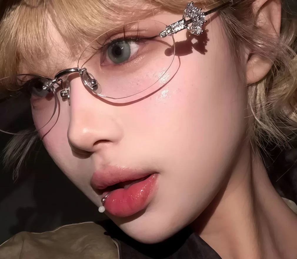 Новые изысканные солнцезащитные очки класса люкс с бриллиантами, без оправы, эллиптические, с градиентной линзой, атмосферные, милые и дерзкие
Новые изысканные солнцезащитные очки класса люкс с бриллиантами, без оправы, эллиптические, с градиентной линзой, атмосферные, милые и дерзкие