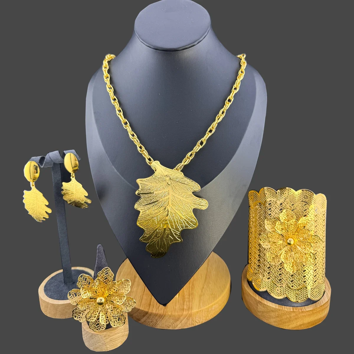 African Fashion Jewelry Set Charm Women's Ring Creative Earrings Leaf Shaped Pendant Long Necklace Bracelet Bridal Wedding Gift
African Fashion Jewelry Set Charm Women's Ring Creative Earrings Leaf Shaped Pendant Long Necklace Bracelet Bridal Wedding Gift