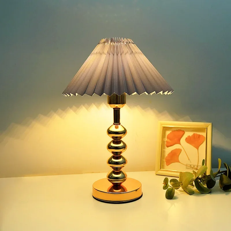 European-style table lamp, bedroom bedside lamp, dormitory desk, study room, simple post-modern light luxury
European-style table lamp, bedroom bedside lamp, dormitory desk, study room, simple post-modern light luxury