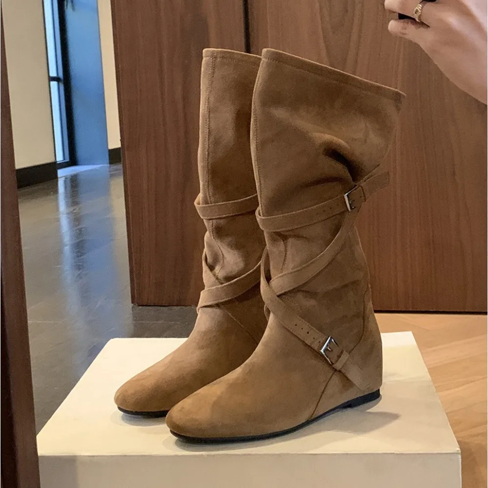 Женские средние сапоги, осень-зима 2022, новые женские сапоги до середины икры с завышенной круглой головкой и мягкими плиссированными сапогами до середины икры 
Женские средние сапоги, осень-зима 2022, новые женские сапоги до середины икры с завышенной круглой головкой и мягкими плиссированными сапогами до середины икры