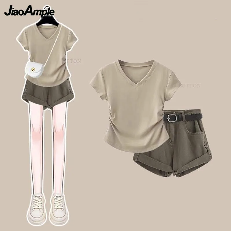2025 Summer New Korean Elegant Denim Shorts Matching Set Women Fashion V-neck Short Sleeve T-shirt Top+Retro Pants 2-Piece Suit
2025 Summer New Korean Elegant Denim Shorts Matching Set Women Fashion V-neck Short Sleeve T-shirt Top+Retro Pants 2-Piece Suit