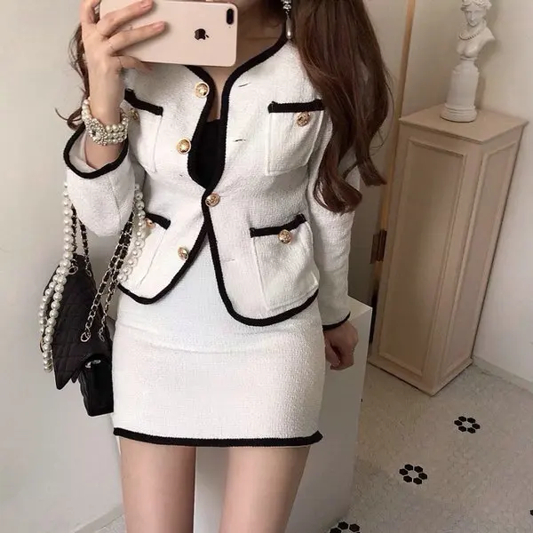 Элегантный приталенный комплект из двух предметов Solowen: белый и золотой, с одной пуговицей, круглым вырезом, модный и универсальный женский ансамбль
Элегантный приталенный комплект из двух предметов Solowen: белый и золотой, с одной пуговицей, круглым вырезом, модный и универсальный женский ансамбль