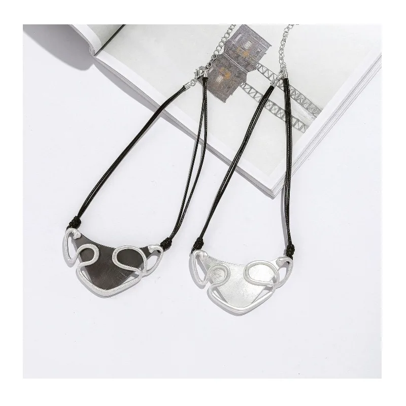 Accessories Popular Fashion Atmosphere Geometric Shape Contrasting Color Temperament Women's Short Collarbone Chain Short Neckla
Accessories Popular Fashion Atmosphere Geometric Shape Contrasting Color Temperament Women's Short Collarbone Chain Short Neckla