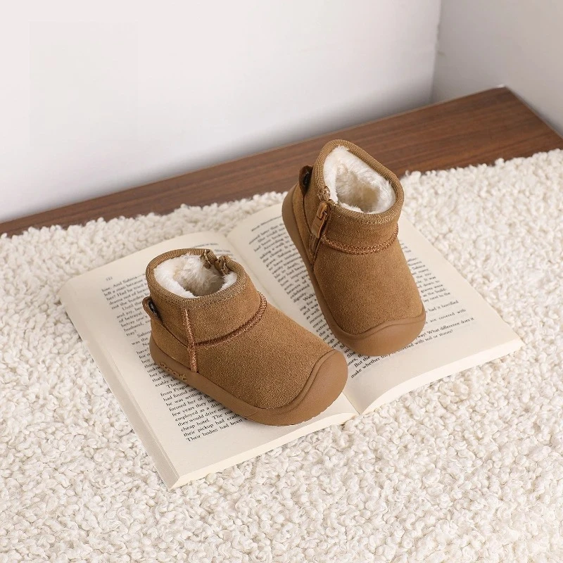 Сапоги из натуральной кожи 2025 года, теплая зимняя обувь с высоким берцем на флисовой подкладке, первые ходунки с героями мультфильмов для мальчиков и девочек
Сапоги из натуральной кожи 2025 года, теплая зимняя обувь с высоким берцем на флисовой подкладке, первые ходунки с героями мультфильмов для мальчиков и девочек