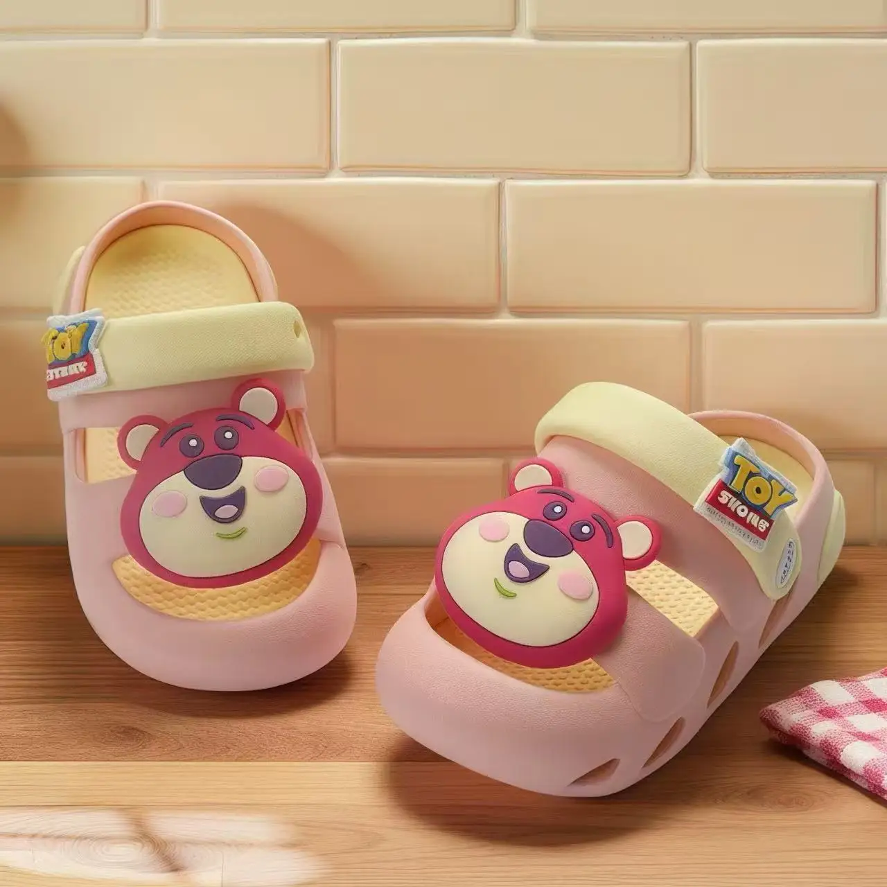 drop shipping real picture 2025 new summer comfortable Strawberry Bear Lotso cartoon child children's slippers kids sandals
drop shipping real picture 2025 new summer comfortable Strawberry Bear Lotso cartoon child children's slippers kids sandals