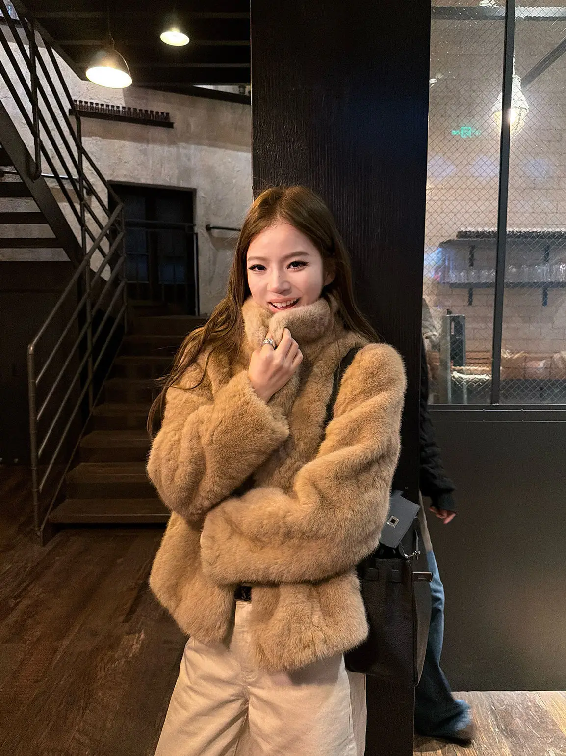 Повседневная шуба из искусственного меха, шикарная короткая плюшевая куртка, теплая, толстая, с воротником-стойкой, свободного кроя, уютная, на подкладке, верхняя одежда
Повседневная шуба из искусственного меха, шикарная короткая плюшевая куртка, теплая, толстая, с воротником-стойкой, свободного кроя, уютная, на подкладке, верхняя одежда