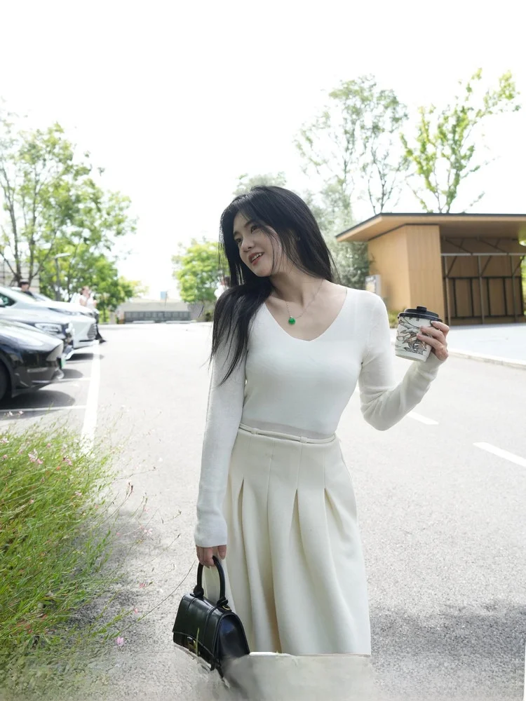 Теплый шерстяной вязаный свитер с V-образным вырезом для женщин, облегающий, однотонный, мягкий, повседневный, с длинными рукавами, стандартный крой
Теплый шерстяной вязаный свитер с V-образным вырезом для женщин, облегающий, однотонный, мягкий, повседневный, с длинными рукавами, стандартный крой