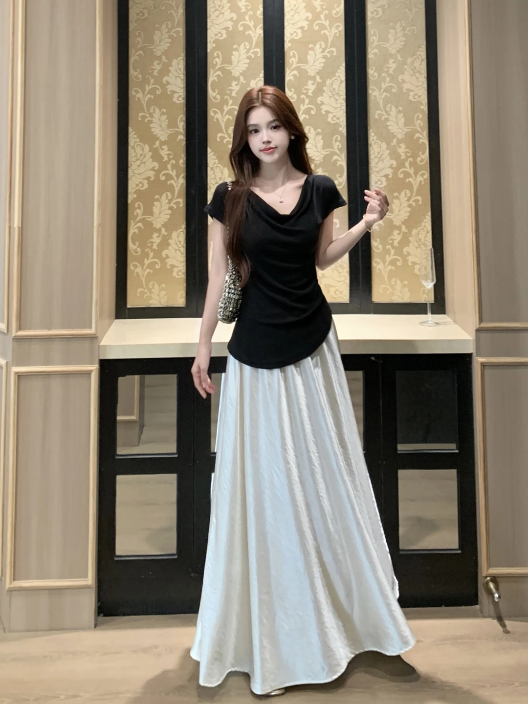 plus Size Women's Summer Slimming V-Neck Two-Piece Set Short Sleeve T-Shirt High Waist Belly Covering Midi Skirt Casual Fashion
plus Size Women's Summer Slimming V-Neck Two-Piece Set Short Sleeve T-Shirt High Waist Belly Covering Midi Skirt Casual Fashion