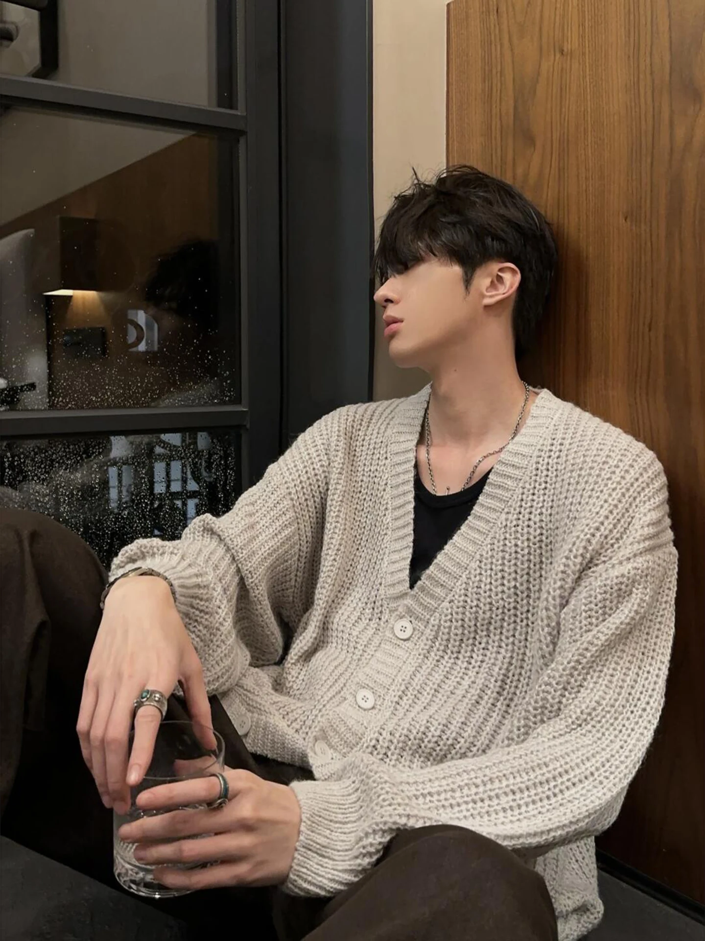 Мужской вязаный кардиган цвета хаки, осенний, в американском ретро-стиле, свободного кроя, с V-образным вырезом, длинными рукавами, повседневный, премиум-класса
Мужской вязаный кардиган цвета хаки, осенний, в американском ретро-стиле, свободного кроя, с V-образным вырезом, длинными рукавами, повседневный, премиум-класса