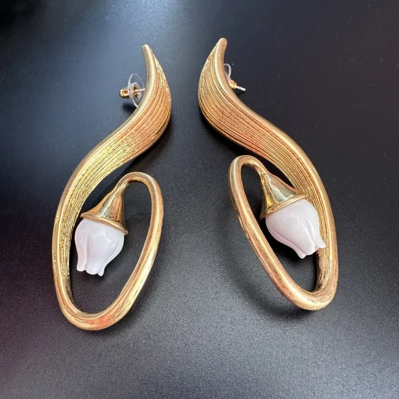 YEEVAA Os Vintage Gold Tone Tulip Drop Earrings, Abstract Wave Shape with White Flower Charm Dangle Earrings for Women
YEEVAA Os Vintage Gold Tone Tulip Drop Earrings, Abstract Wave Shape with White Flower Charm Dangle Earrings for Women