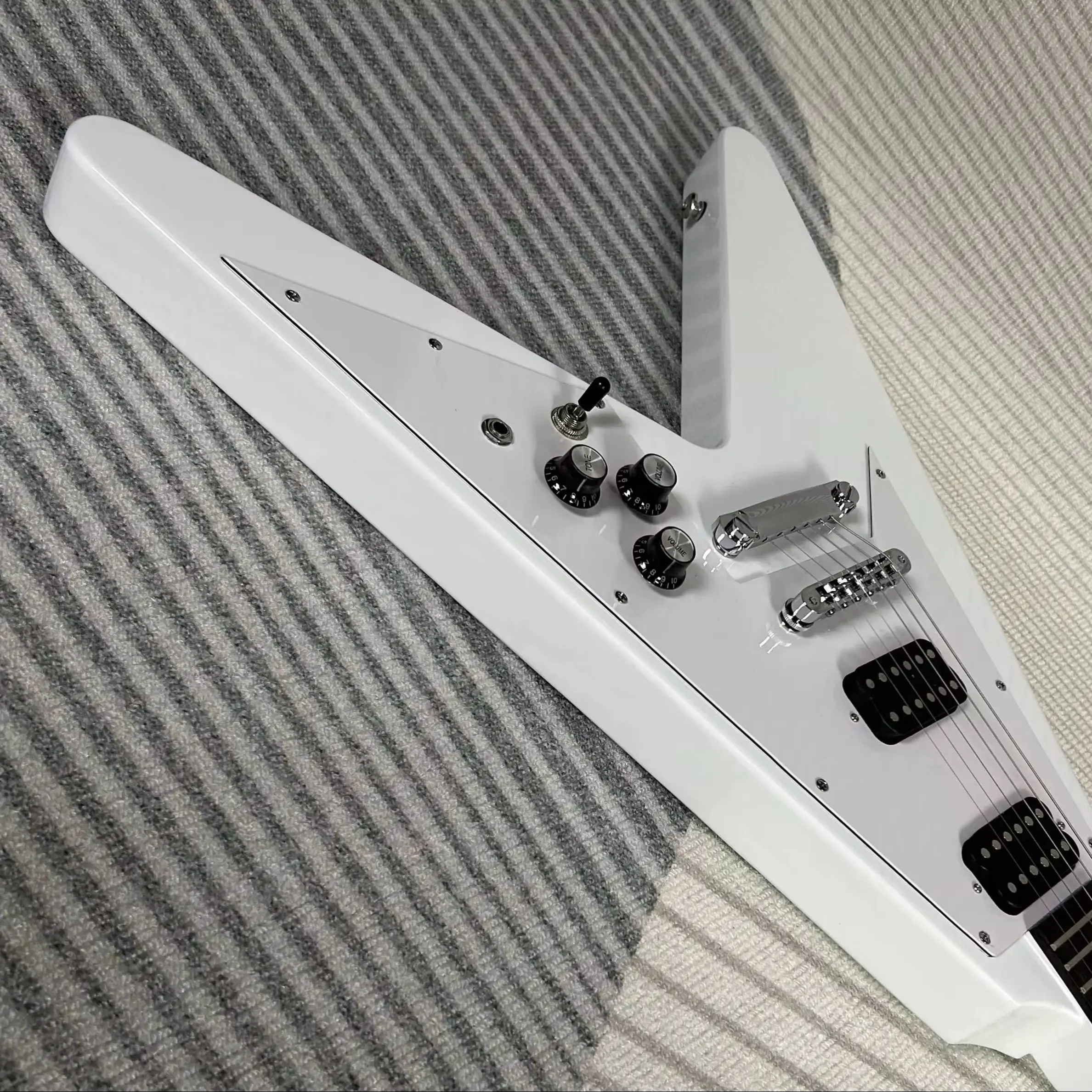 Hot Sale Electric Guitar Mahogany Body Rosewood Fretboard White Color ABR-1 Bridge
Hot Sale Electric Guitar Mahogany Body Rosewood Fretboard White Color ABR-1 Bridge