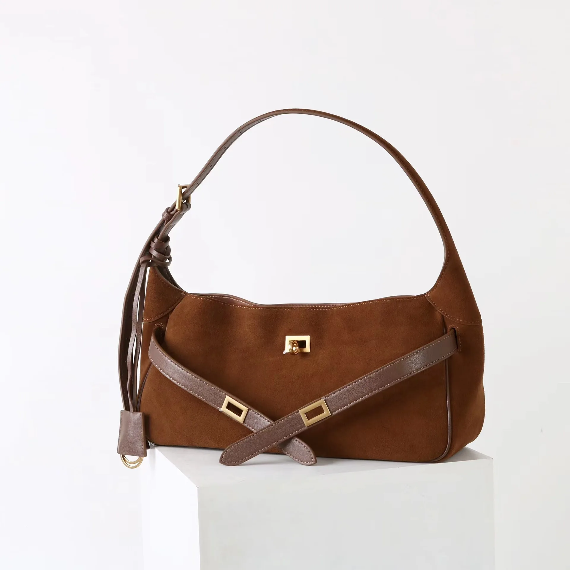 2025 New Casual Niche Design Sense Armpit Large Capacity Tote Bag Matte Cowhide Single Shoulder Messenger Commuter Bag Women
2025 New Casual Niche Design Sense Armpit Large Capacity Tote Bag Matte Cowhide Single Shoulder Messenger Commuter Bag Women