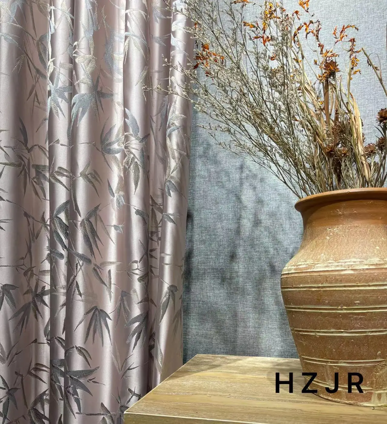 Новые шторы блэкаут из шелка и бамбукового волокна в китайском стиле, цвет лотосово-розовый с золотом, с высокоточным жаккардовым узором, для гостиной, спальни и кабинета
Новые шторы блэкаут из шелка и бамбукового волокна в китайском стиле, цвет лотосово-розовый с золотом, с высокоточным жаккардовым узором, для гостиной, спальни и кабинета