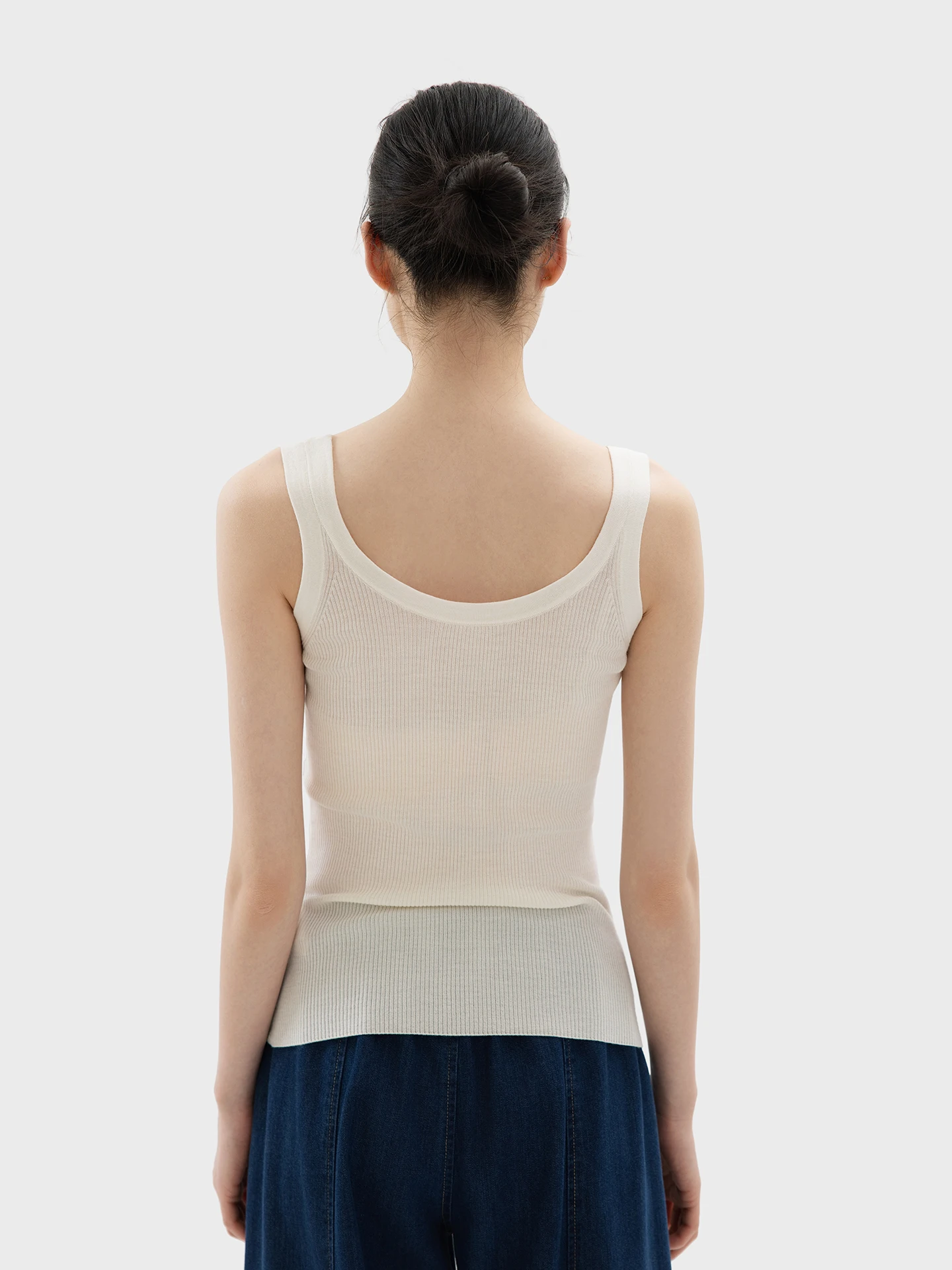 Soft Silk Wool Knitted U-Neck Vest Comfortable Women's Cleanfit Style Sleeveless Thin Vest Skin-friendly Breathable
Soft Silk Wool Knitted U-Neck Vest Comfortable Women's Cleanfit Style Sleeveless Thin Vest Skin-friendly Breathable