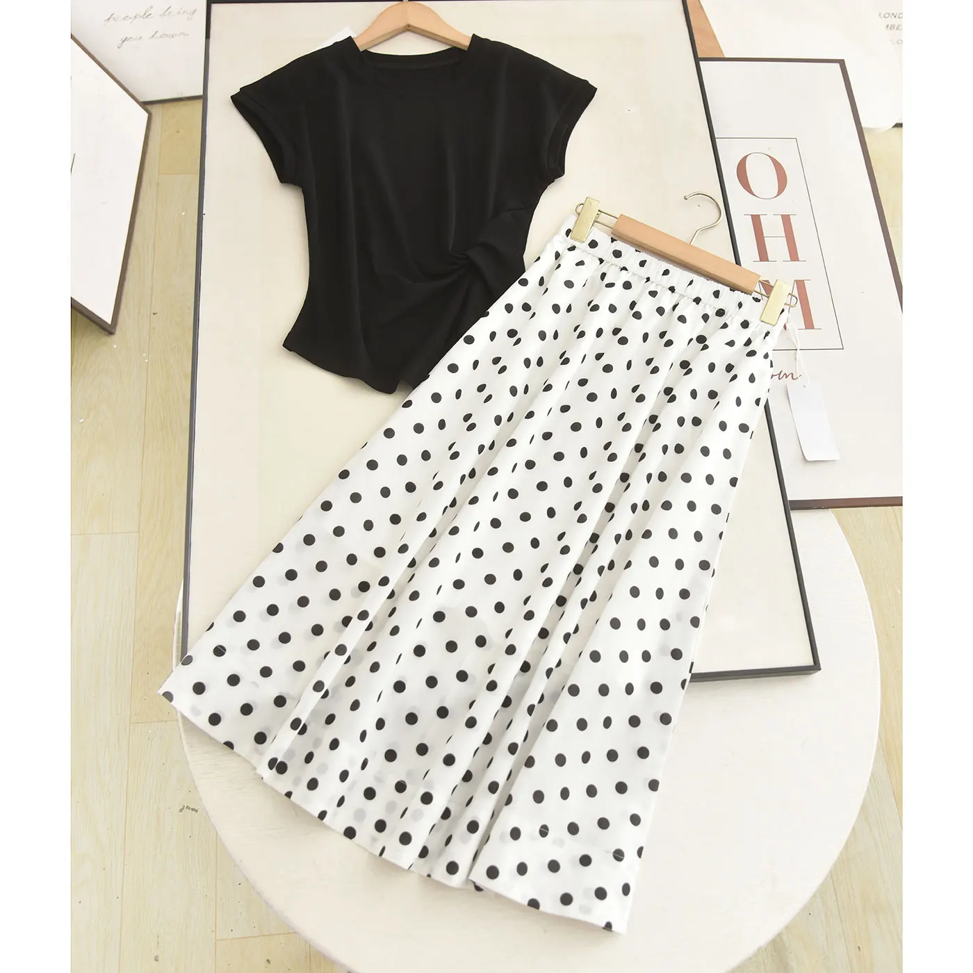 Black Knot Design Slimming Short Sleeve T-Shirt And Polka Dot Skirt Two Piece Set Fashionable Summer Outfit for Women
Black Knot Design Slimming Short Sleeve T-Shirt And Polka Dot Skirt Two Piece Set Fashionable Summer Outfit for Women