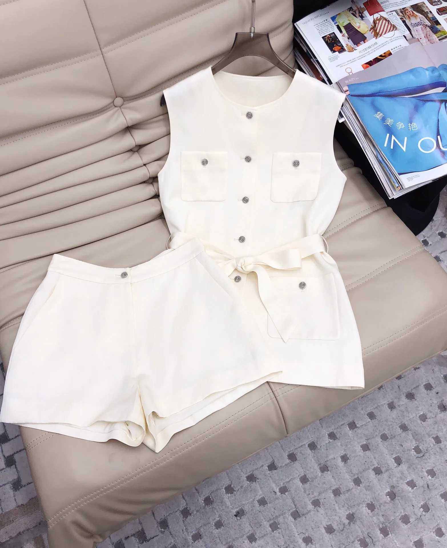 New women's clothing for the summer of 2025Silk and linen fabric round neck short vest paired with shorts set
New women's clothing for the summer of 2025Silk and linen fabric round neck short vest paired with shorts set