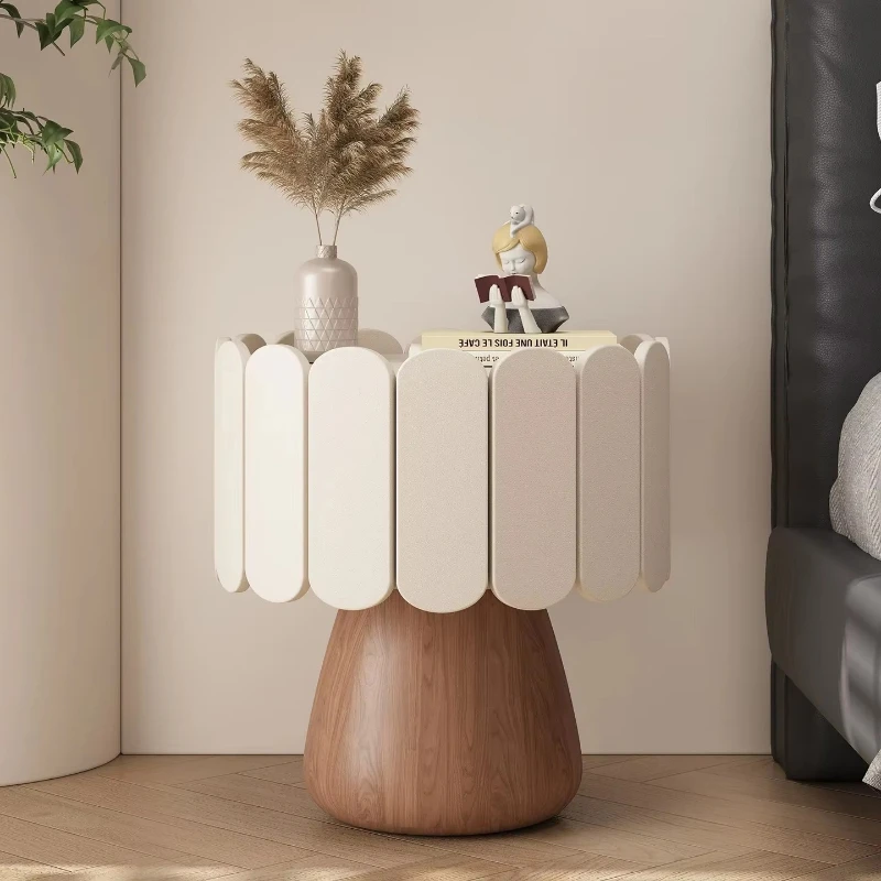Simple modern bedroom bedside table, solid wood base, with lamp
Simple modern bedroom bedside table, solid wood base, with lamp