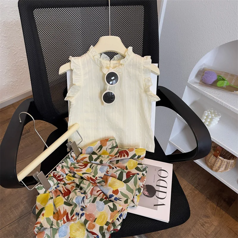 Trendy summer new style girls' sleeveless cute floral short skirt two-piece set, fashionable girls' floral short skirt outfit
Trendy summer new style girls' sleeveless cute floral short skirt two-piece set, fashionable girls' floral short skirt outfit