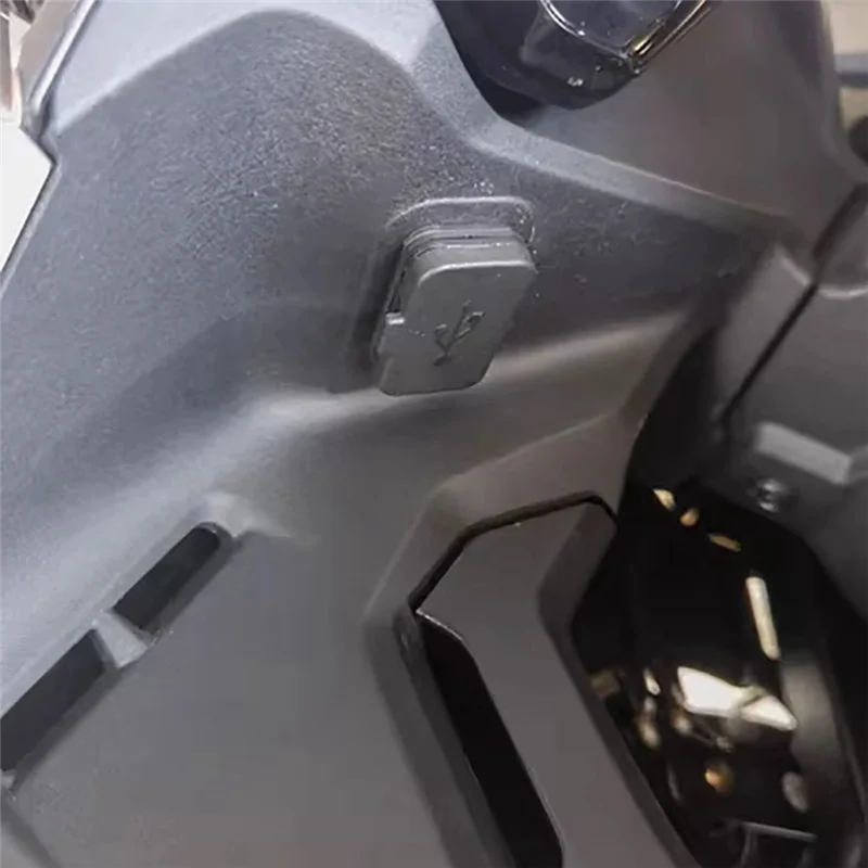 Прочно цельный мотоциклетный USB-разъем для зарядки, импульсный порт зарядки, черный пластик для CFMOTO 450SR SR450 800NK 800 
Прочно цельный мотоциклетный USB-разъем для зарядки, импульсный порт зарядки, черный пластик для CFMOTO 450SR SR450 800NK 800