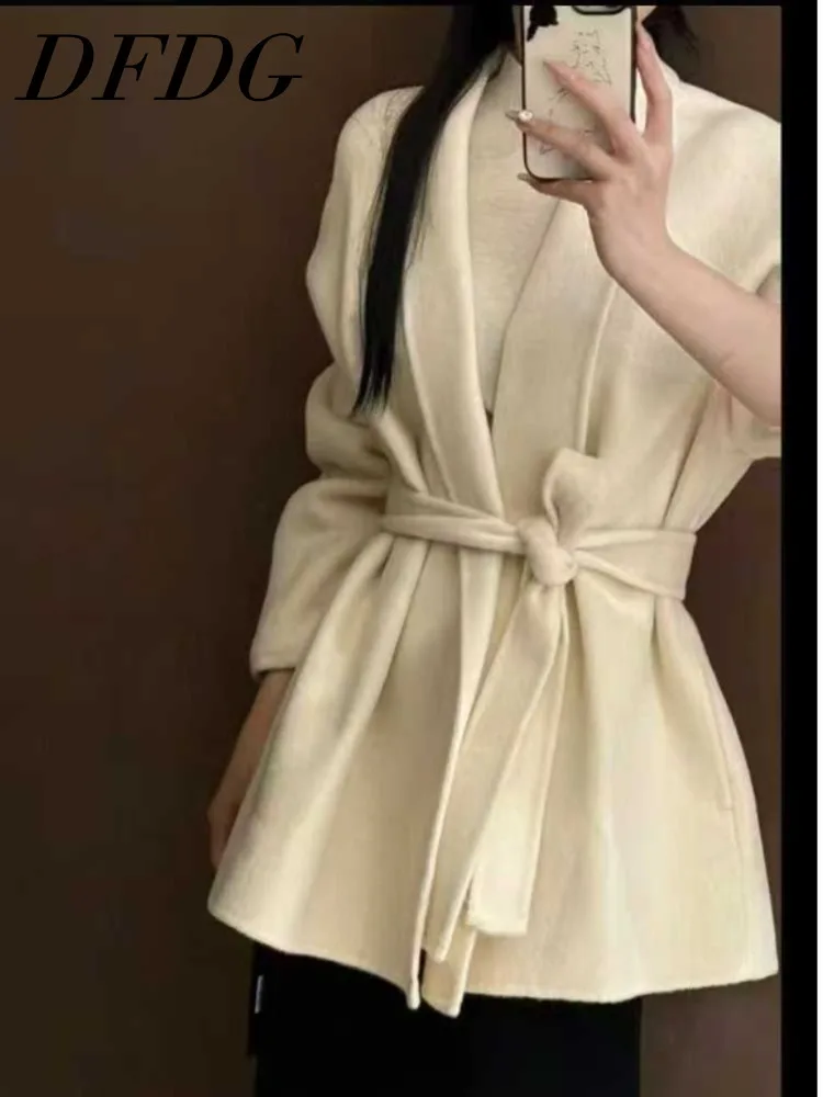 DFDG 2025 Autumn Winter Women's Double-Sided Wool Coat Elegant Belted Robe Style Mid-Length Designer Woolen Overcoat Coat
DFDG 2025 Autumn Winter Women's Double-Sided Wool Coat Elegant Belted Robe Style Mid-Length Designer Woolen Overcoat Coat