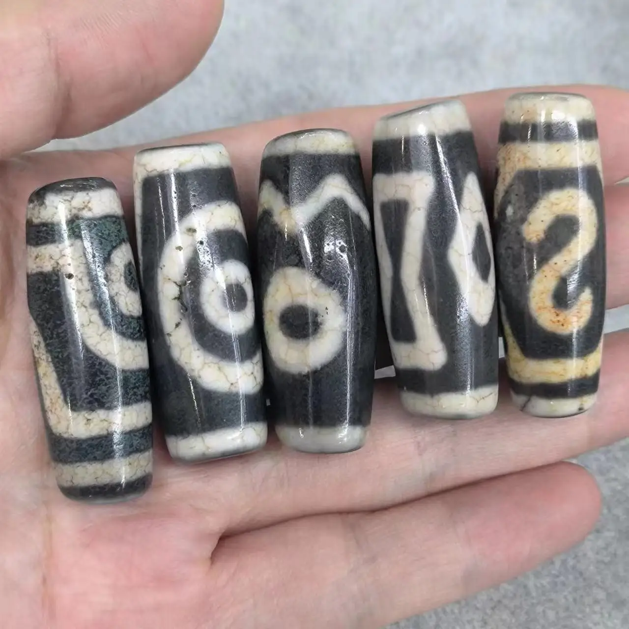 69pcs/lot Natural Precious snow country Old Agate Dzi wholesale grey bloodshot pattern ancient craft Various patterns handmade
69pcs/lot Natural Precious snow country Old Agate Dzi wholesale grey bloodshot pattern ancient craft Various patterns handmade