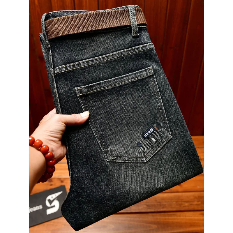 Модные брендовые мужские джинсы осенью 2025, плотный джинс, эластичная ткань, модные уличные облегающие брюки с маленькими штанинами.
Модные брендовые мужские джинсы осенью 2025, плотный джинс, эластичная ткань, модные уличные облегающие брюки с маленькими штанинами.