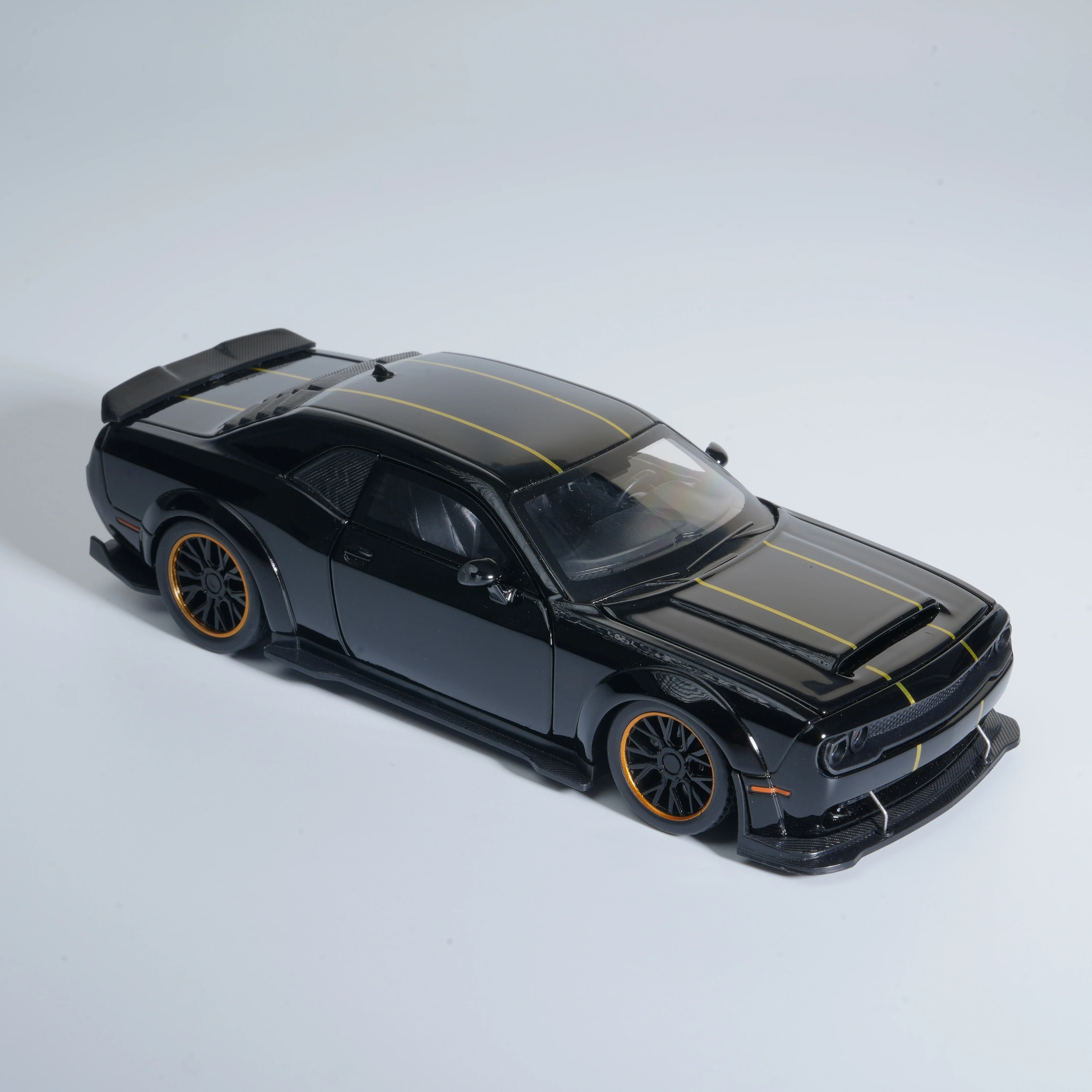 Модель автомобиля из сплава в масштабе 1:32, точная литая модель черного цвета, двери, капот и багажник можно открыть, подходит в подарок.
Модель автомобиля из сплава в масштабе 1:32, точная литая модель черного цвета, двери, капот и багажник можно открыть, подходит в подарок.