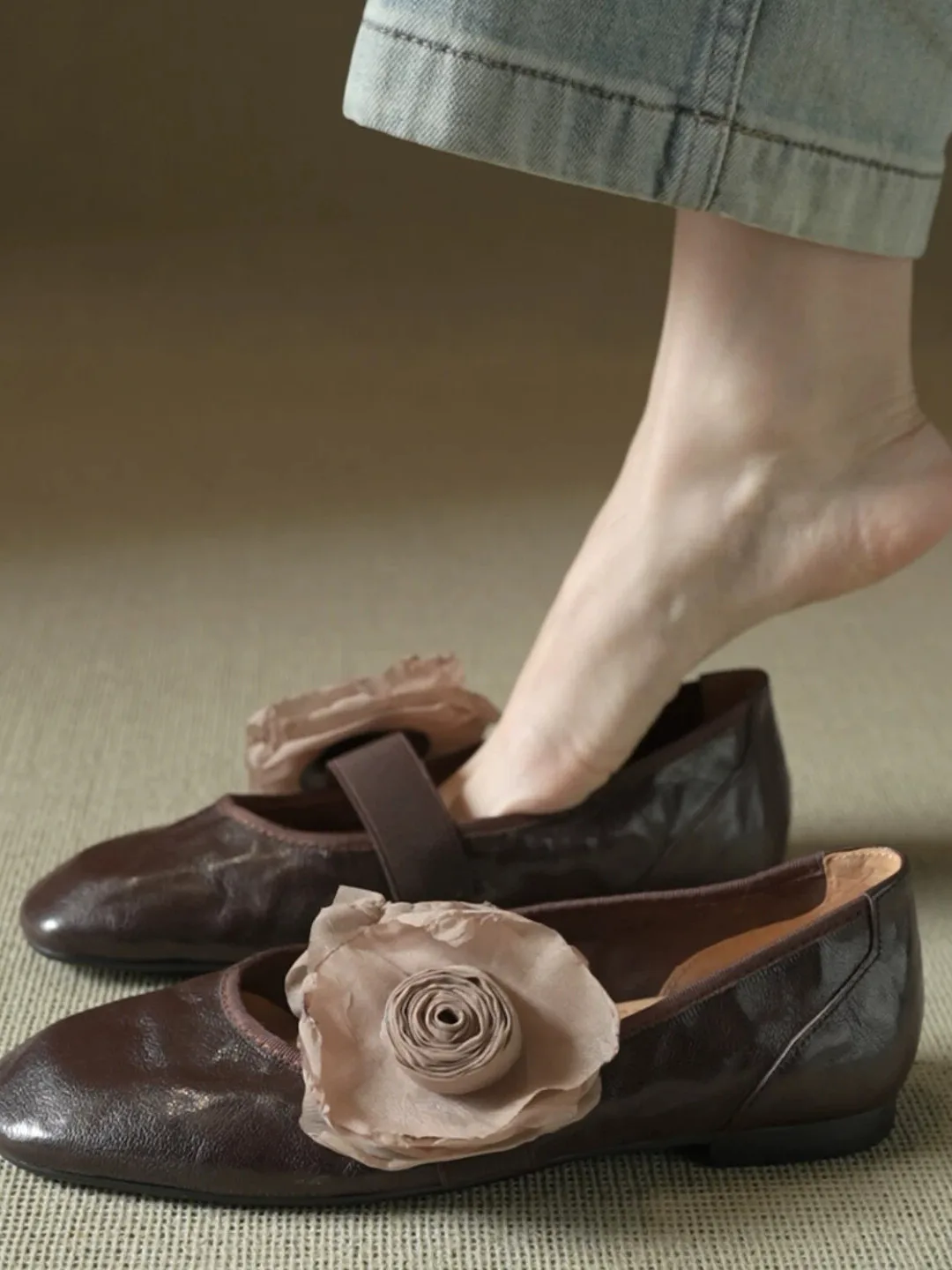 Detachable Floral Genuine Leather Mary Jane Flat Women's Shoes Comfortable round Toe Slip-On Fashionable Spring Single Shoes
Detachable Floral Genuine Leather Mary Jane Flat Women's Shoes Comfortable round Toe Slip-On Fashionable Spring Single Shoes