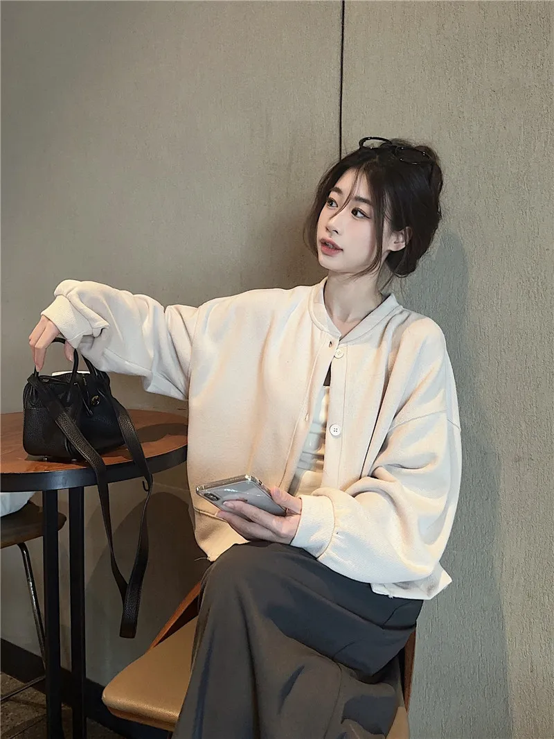 Осенние женские куртки с нашивками, карманы для одежды, американский европейский воротник-стойка, качественный шикарный элегантный унисекс, цвет классический
Осенние женские куртки с нашивками, карманы для одежды, американский европейский воротник-стойка, качественный шикарный элегантный унисекс, цвет классический