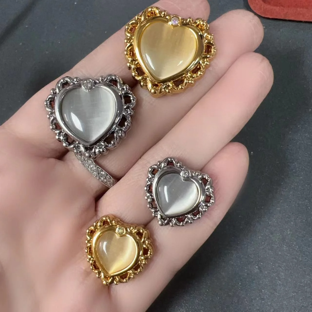 Manna Metal Heart aped 's Eye Stone Rhinestone Button Women's Faion Decorative Knob High End Decoration Knitted Sweater
Manna Metal Heart aped 's Eye Stone Rhinestone Button Women's Faion Decorative Knob High End Decoration Knitted Sweater