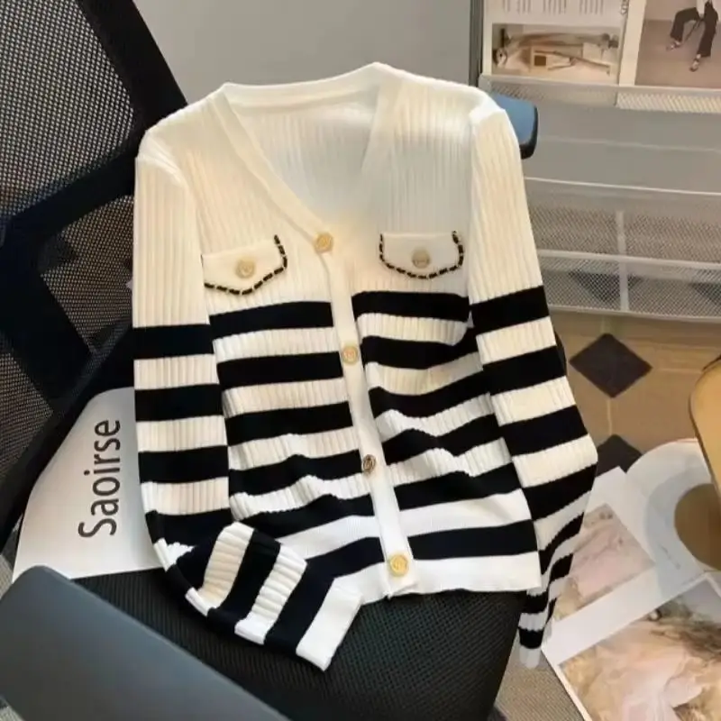 Autumn Winter Women Sweater Knitwear 2025New Fashion Loose Casual Cardigan Stripe V-Neck Base Shirt Button Outerwear Female Tops
Autumn Winter Women Sweater Knitwear 2025New Fashion Loose Casual Cardigan Stripe V-Neck Base Shirt Button Outerwear Female Tops