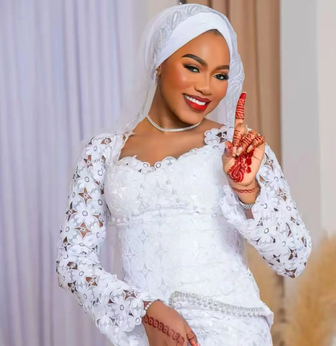 Unique Small Floral Perforated Silk Lace African Embroidered Voile Lace Mix Guipure Cord Fabric With Clear Stones Fashion Cloth
Unique Small Floral Perforated Silk Lace African Embroidered Voile Lace Mix Guipure Cord Fabric With Clear Stones Fashion Cloth