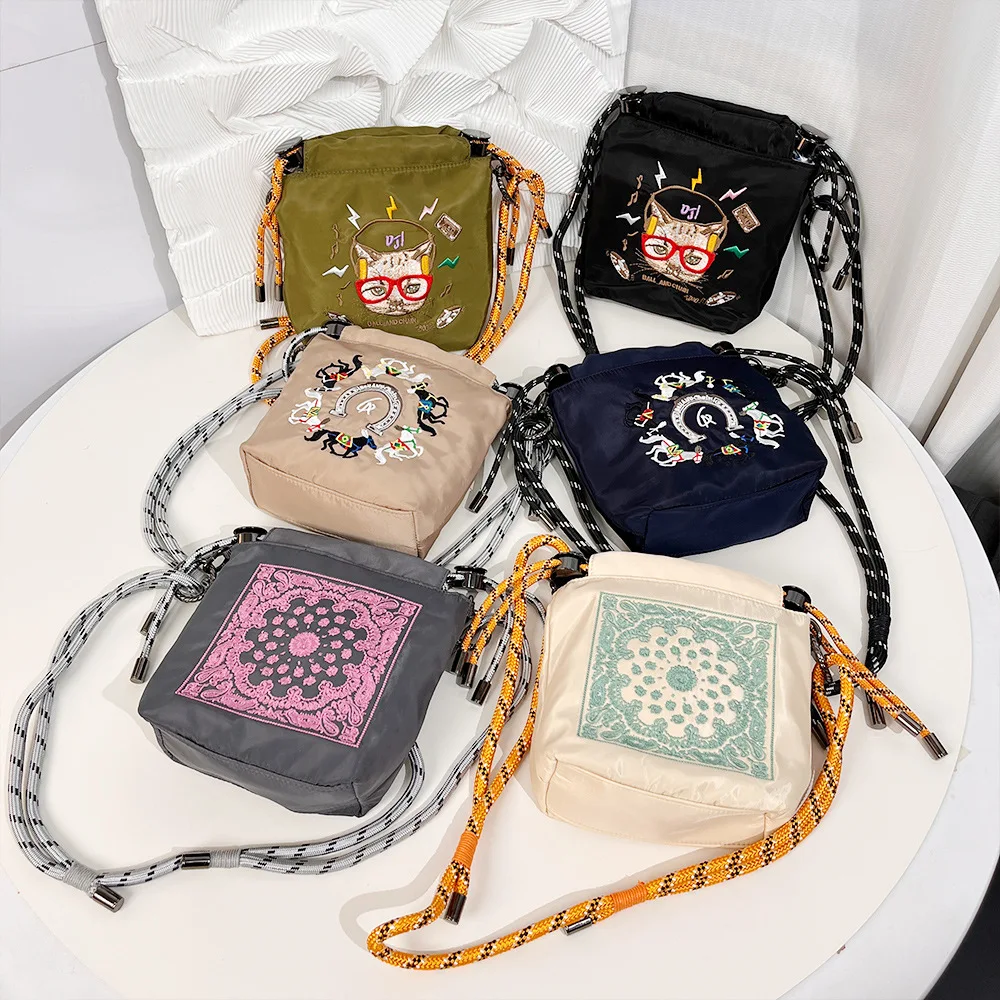New Japanese-style embroidered crossbody bag, simple and stylish women's versatile portable trendy shoulder bag.
New Japanese-style embroidered crossbody bag, simple and stylish women's versatile portable trendy shoulder bag.