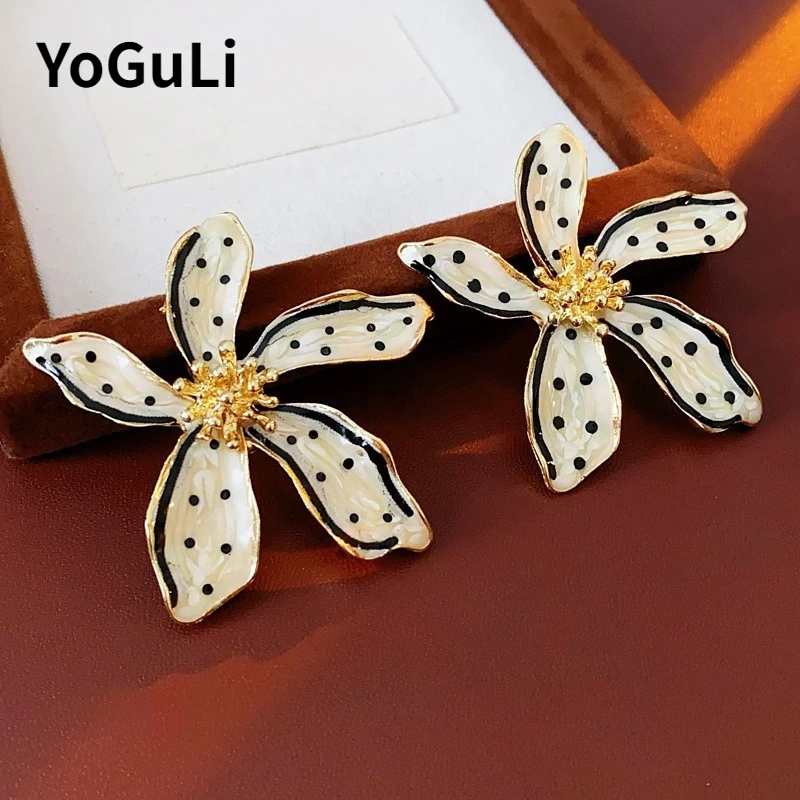 Fashion Jewelry Vintage Temperament Flower Earrings For Women Female Gifts Delicate Design Ear Accessories 2025 Trend New
Fashion Jewelry Vintage Temperament Flower Earrings For Women Female Gifts Delicate Design Ear Accessories 2025 Trend New