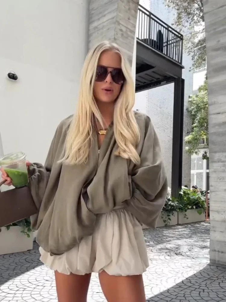 Women Pleated Oversize Coats Casual Full Sleeve V Neck Zipper Pocket Thin Jackets New Female Spring High Street Commute Outwear
Women Pleated Oversize Coats Casual Full Sleeve V Neck Zipper Pocket Thin Jackets New Female Spring High Street Commute Outwear