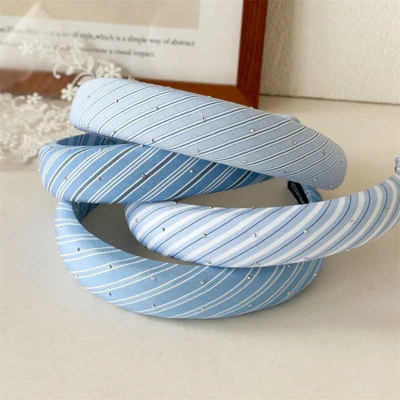 4PCS Fresh Blue Plaid Fabric Sponge Headband Fashionable Out Headband Versatile Twill Cranial Top Pressure Hairpin
4PCS Fresh Blue Plaid Fabric Sponge Headband Fashionable Out Headband Versatile Twill Cranial Top Pressure Hairpin