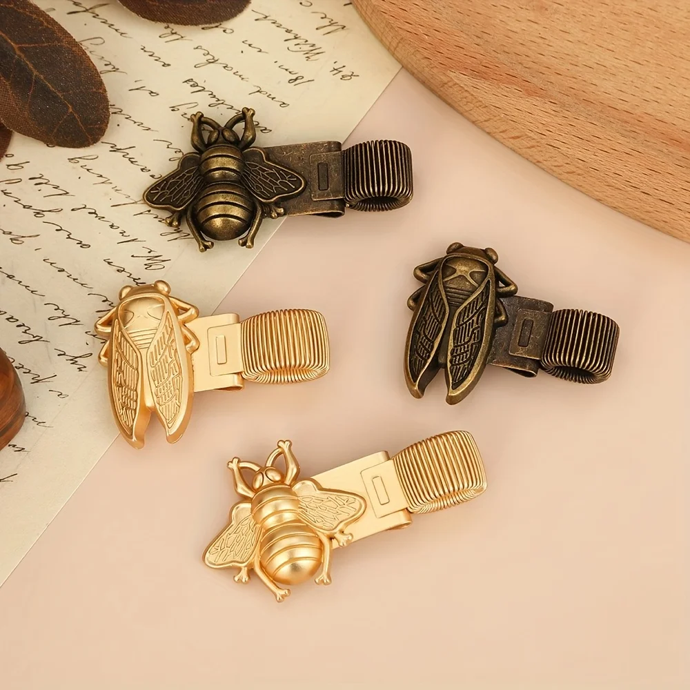 1pc Insect-Themed Metal Pen Clip with Spring,Creative Gold cicada Bee Retro Spring Clip Student Pen Clip,for Notebooks, School
1pc Insect-Themed Metal Pen Clip with Spring,Creative Gold cicada Bee Retro Spring Clip Student Pen Clip,for Notebooks, School