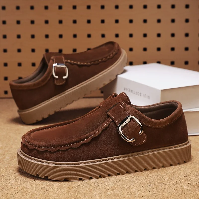 Коричневые мужские лоферы в стиле ретро, замшевая повседневная обувь для мужчин, удобная универсальная обувь на платформе, мужские мокасины zapatos hombre
Коричневые мужские лоферы в стиле ретро, замшевая повседневная обувь для мужчин, удобная универсальная обувь на платформе, мужские мокасины zapatos hombre
