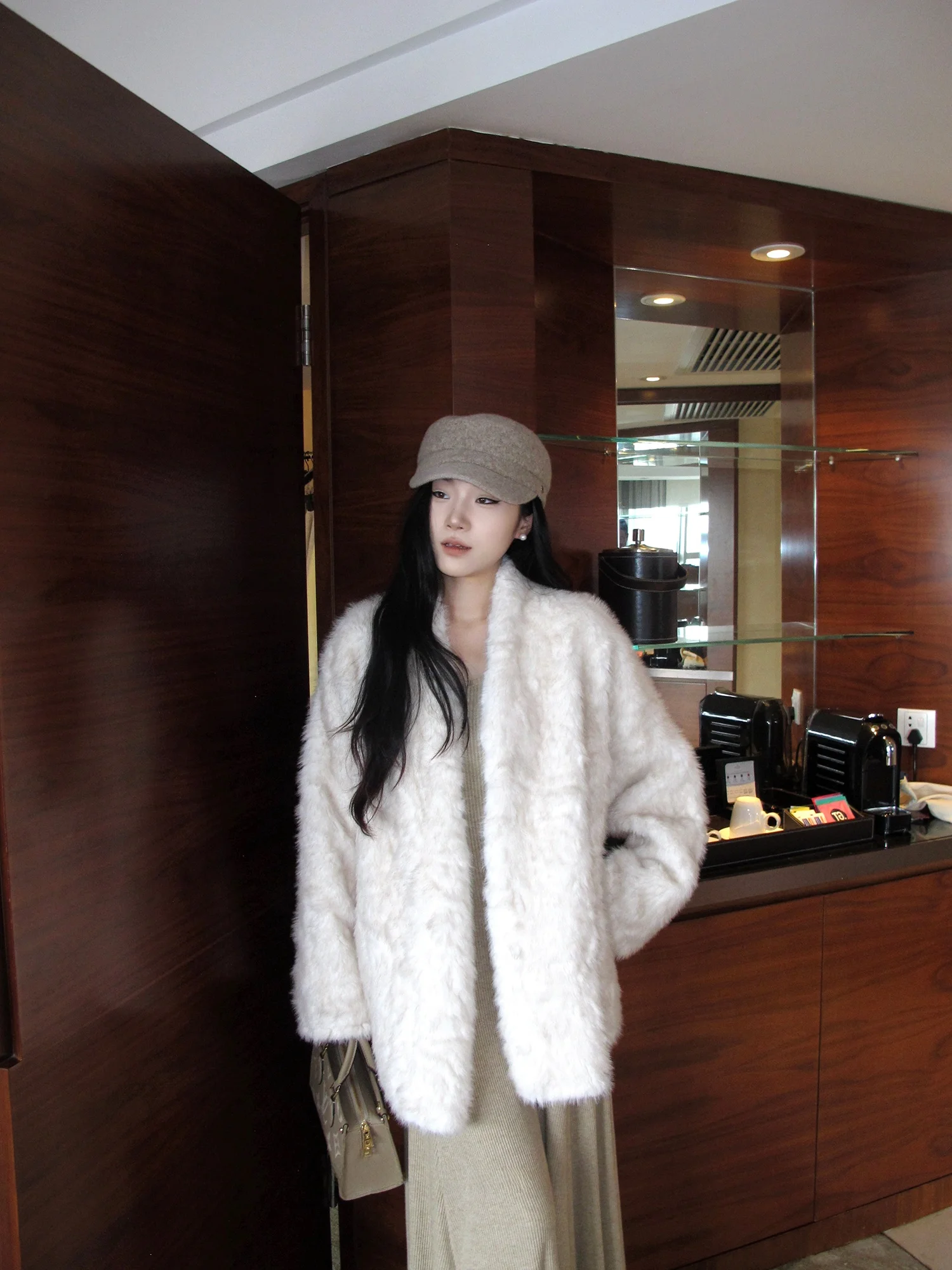 Babu Studio Cloud Mist Stone Fur Coat Женская осенне-зимняя свободная верхняя одежда средней длины Экологичное длинное пальто Све
Babu Studio Cloud Mist Stone Fur Coat Женская осенне-зимняя свободная верхняя одежда средней длины Экологичное длинное пальто Све