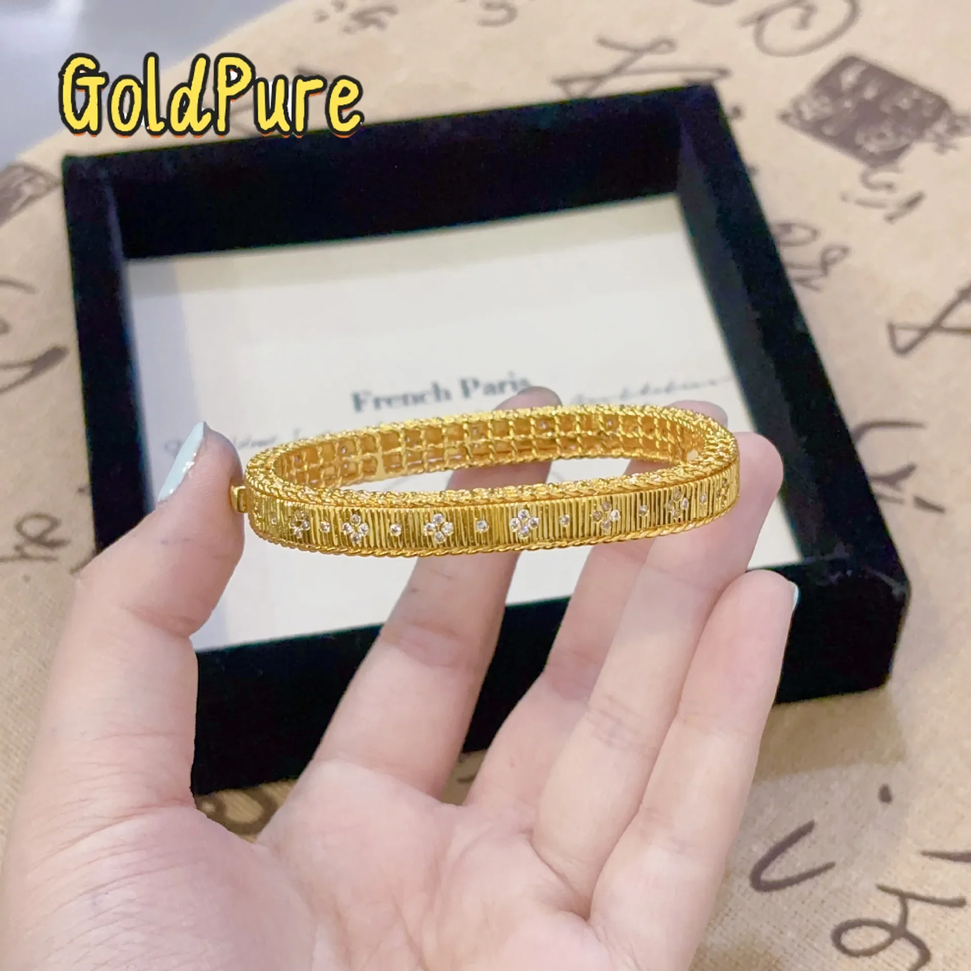 Золотой браслет Goldpure Luxury 24K 9999 из чистого золота с матовой отделкой и бриллиантовой застежкой, а также квадратные серьги-гвоздики для женщин.
Золотой браслет Goldpure Luxury 24K 9999 из чистого золота с матовой отделкой и бриллиантовой застежкой, а также квадратные серьги-гвоздики для женщин.