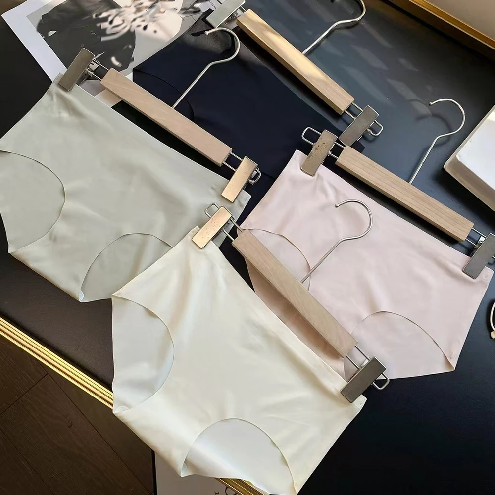 Summer New Ice Silk Fabric Elastic Breathable Women's Classic Seamless Underwear mid Waist Simple Style Pure Color Home Clothes
Summer New Ice Silk Fabric Elastic Breathable Women's Classic Seamless Underwear mid Waist Simple Style Pure Color Home Clothes