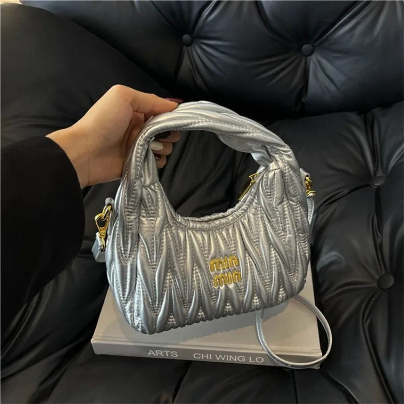 High End Minimalist Diaper Bag Leather Casual Vintage Tote Handbag Trendy Letter Logo Unique Style For Shopping Party Ladies
High End Minimalist Diaper Bag Leather Casual Vintage Tote Handbag Trendy Letter Logo Unique Style For Shopping Party Ladies