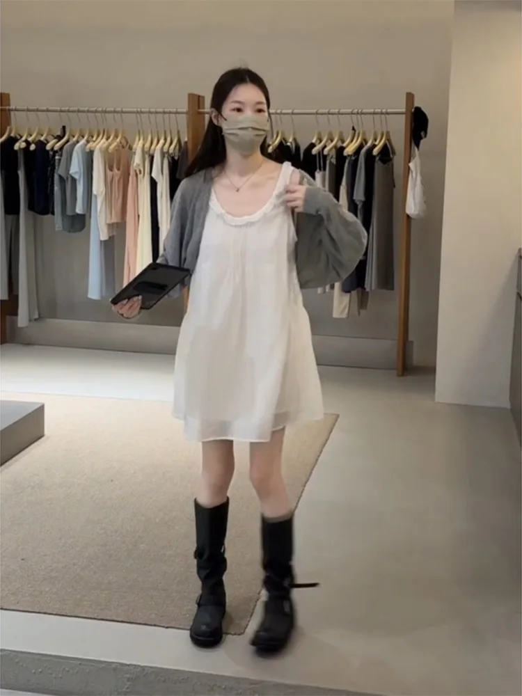 Korean Sweet Style White Floral Embroidery Sleeveless Women's Dress Summer New Sun Protection Knitted Cardigan Set Fashionabl...
Korean Sweet Style White Floral Embroidery Sleeveless Women's Dress Summer New Sun Protection Knitted Cardigan Set Fashionabl...