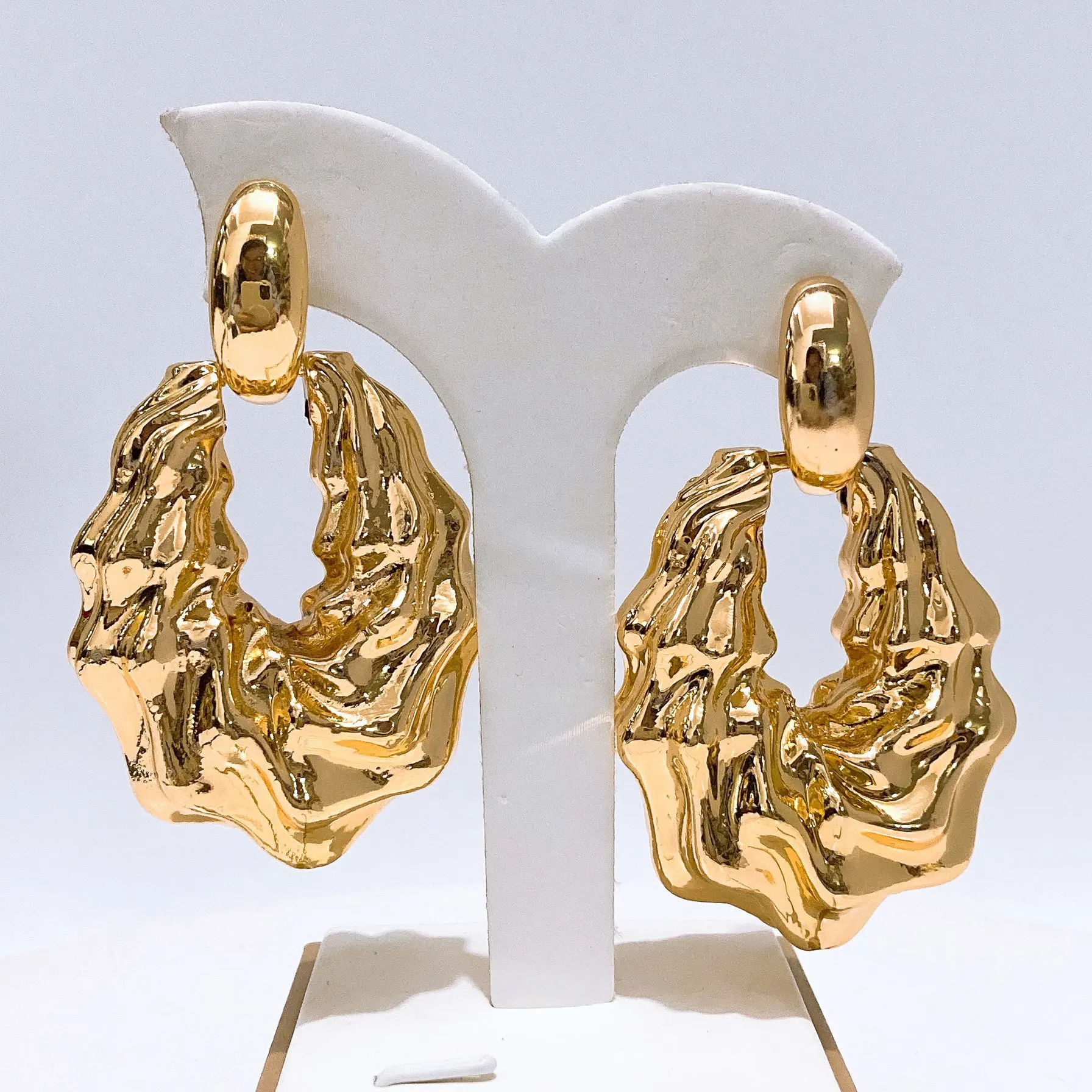 Модные золотые серьги-кольца с морщинистой текстурой для женщин и девочек, смелые рваные острые костюмы морщинистого дизайна для офиса, вечеринок и повседневной образ
Модные золотые серьги-кольца с морщинистой текстурой для женщин и девочек, смелые рваные острые костюмы морщинистого дизайна для офиса, вечеринок и повседневной образ