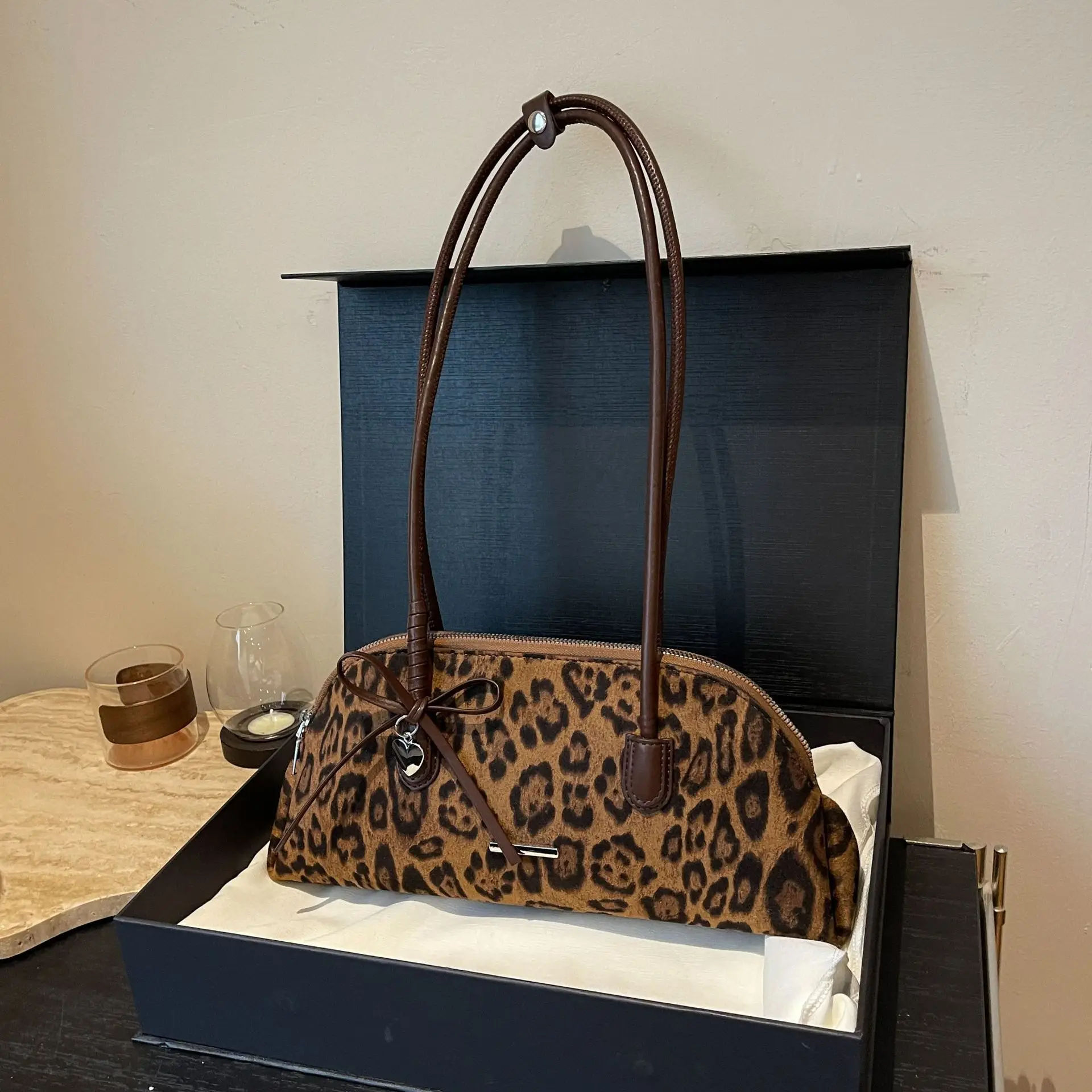 Retro Leopard Print New Fashion Casual Large Capacity Commuting Underarm Handbag Shoulder Bag
Retro Leopard Print New Fashion Casual Large Capacity Commuting Underarm Handbag Shoulder Bag