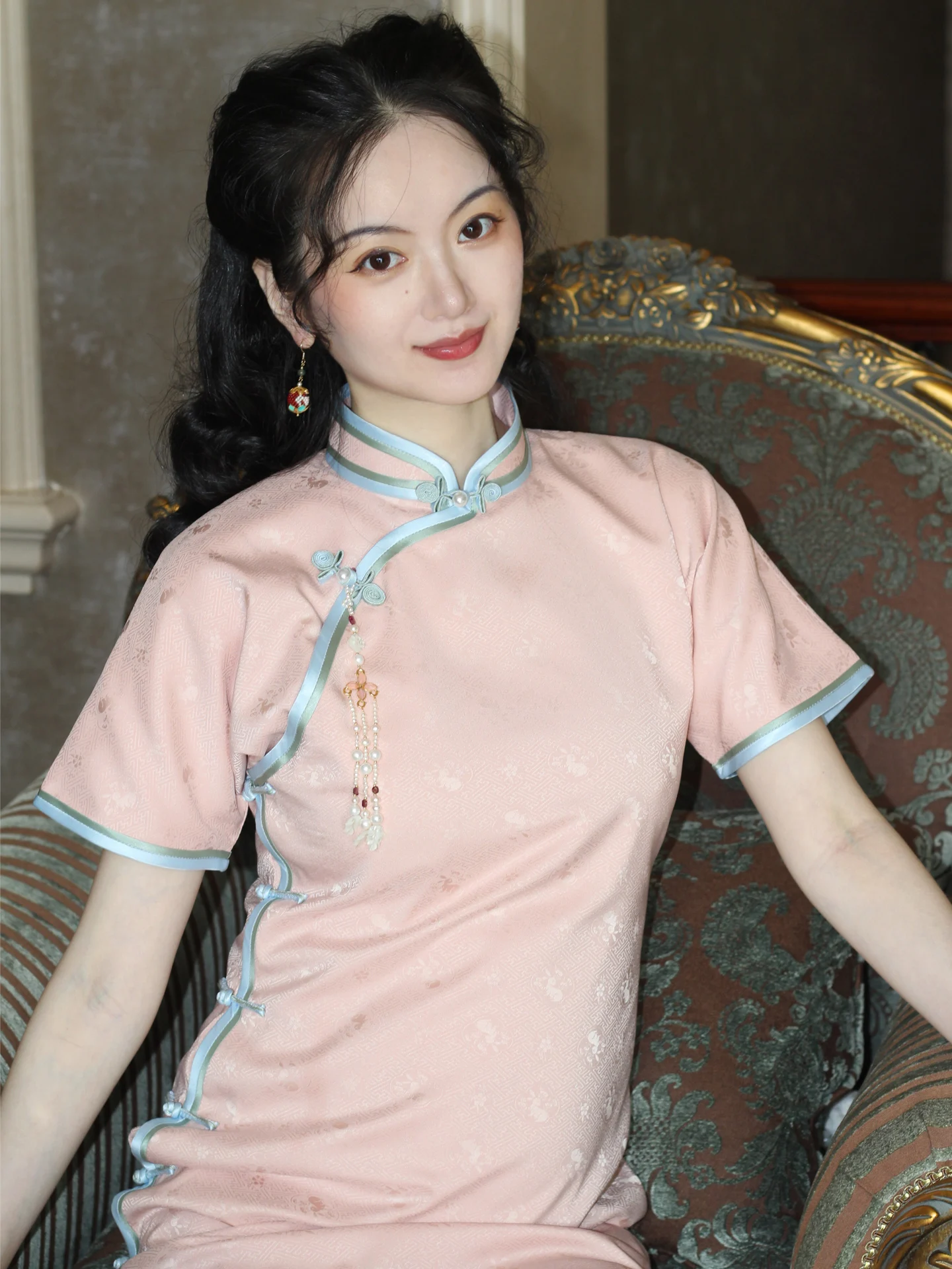 Длинное ципао Mittu Peach Sweet Young в китайском ретро-стиле с цветочным узором, коротким рукавом и низким разрезом, для повседневной носки.
Длинное ципао Mittu Peach Sweet Young в китайском ретро-стиле с цветочным узором, коротким рукавом и низким разрезом, для повседневной носки.