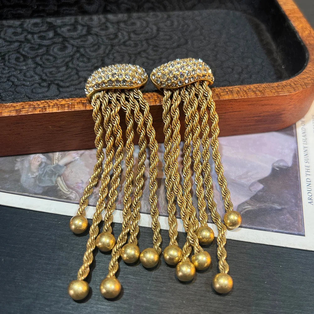 Russian gold tassel earrings, Western antiques, high-end and middle-aged
Russian gold tassel earrings, Western antiques, high-end and middle-aged