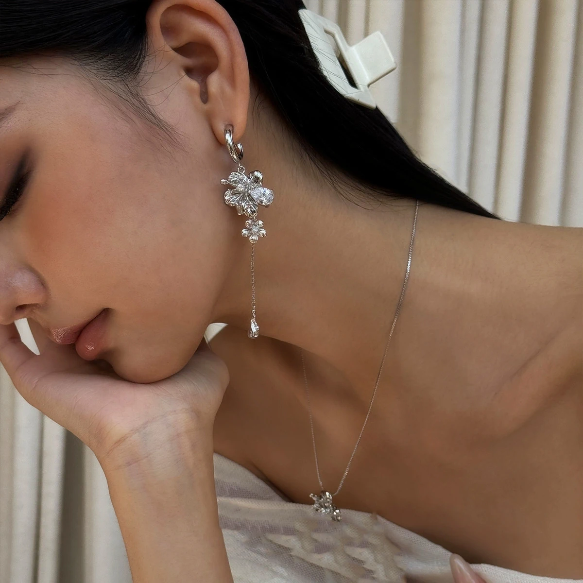 Silver Color CZ Earrings For Women Waterdrop Cubic Zirconia Long Chain Tassel Flower Shape Cute Girls Dangle Earrings Jewelry
Silver Color CZ Earrings For Women Waterdrop Cubic Zirconia Long Chain Tassel Flower Shape Cute Girls Dangle Earrings Jewelry