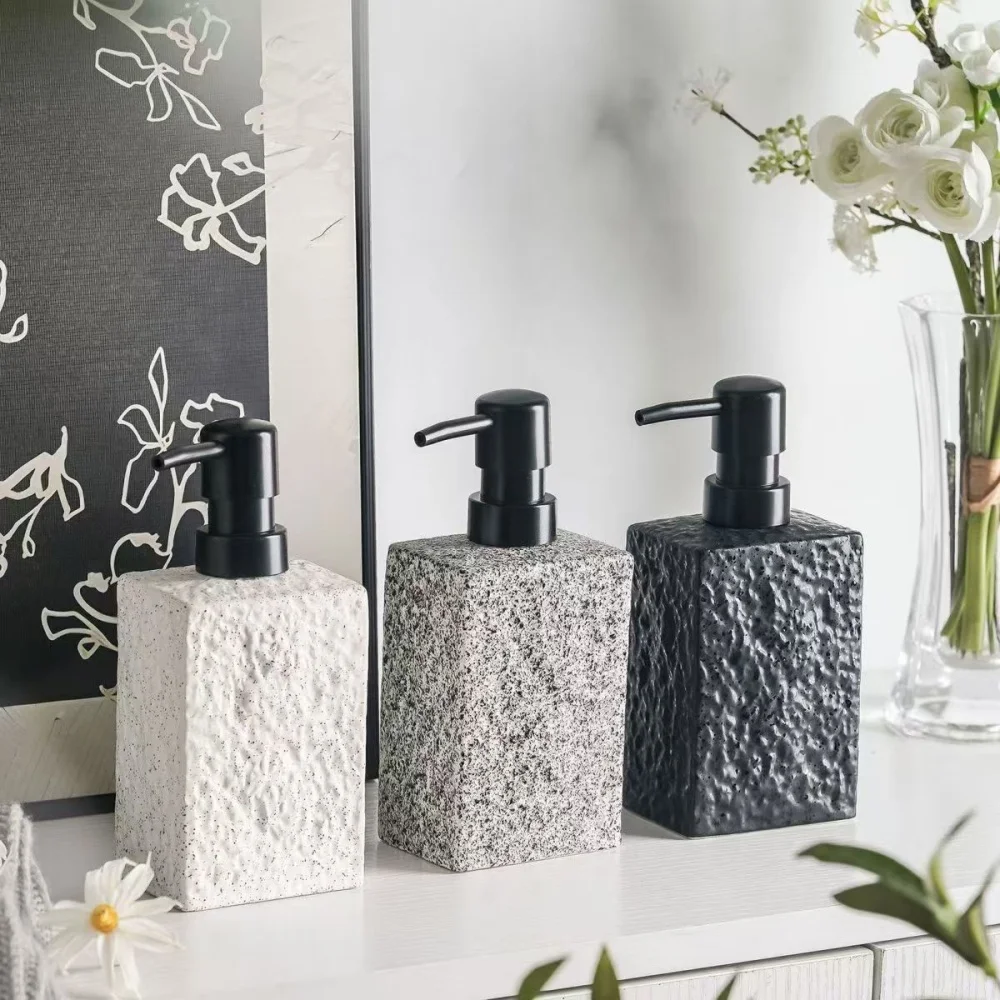 Высококачественная керамическая бутылка для лосьона с текстурой камня для домашнего отеля, многоцелевой шампунь, бутылка для мытья рук, прочная противоскользящая конструкция
Высококачественная керамическая бутылка для лосьона с текстурой камня для домашнего отеля, многоцелевой шампунь, бутылка для мытья рук, прочная противоскользящая конструкция